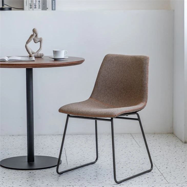 Moderne spisestuestol fra midten av-tallet med svart metallunderstell