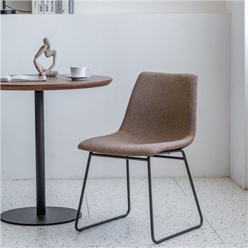 Moderne spisestuestol fra midten av-tallet med svart metallunderstell